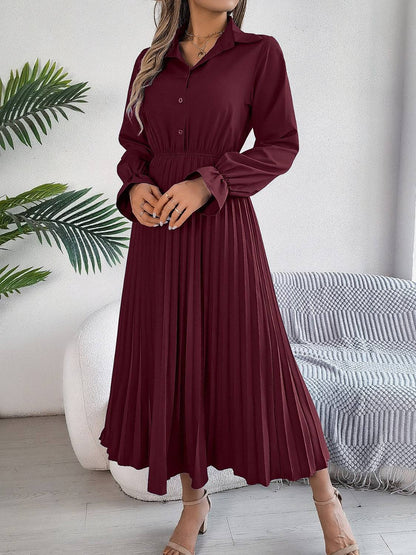 Plissiertes, halbgeknöpftes, langärmliges Midikleid