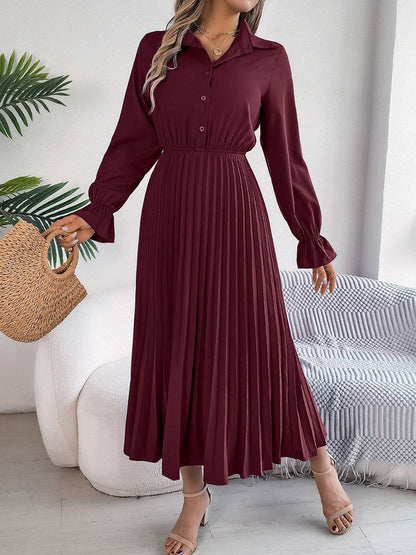 Plissiertes, halbgeknöpftes, langärmliges Midikleid