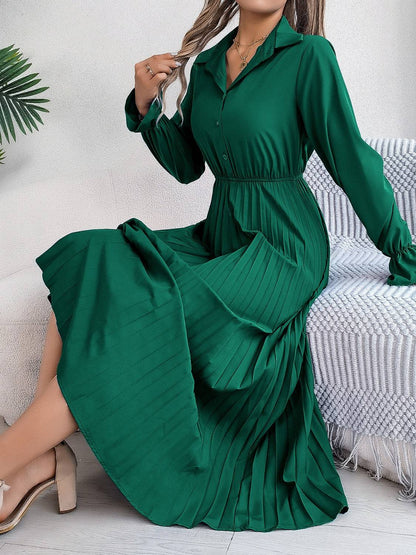 Plissiertes, halbgeknöpftes, langärmliges Midikleid