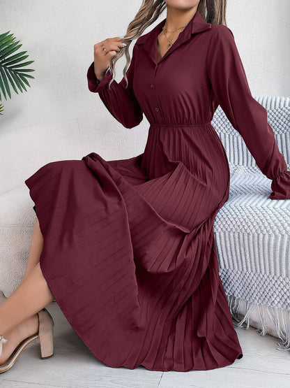 Plissiertes, halbgeknöpftes, langärmliges Midikleid