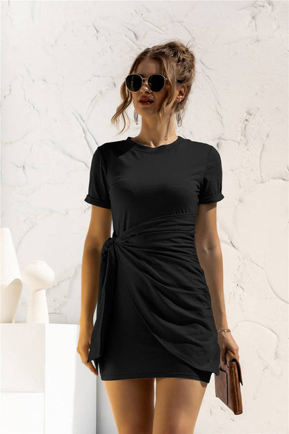 Kleid mit Rundhalsausschnitt, Ärmelbündchen und seitlicher Schnürung