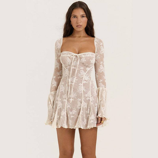 Spitzenkleid mit eckigem Kragen