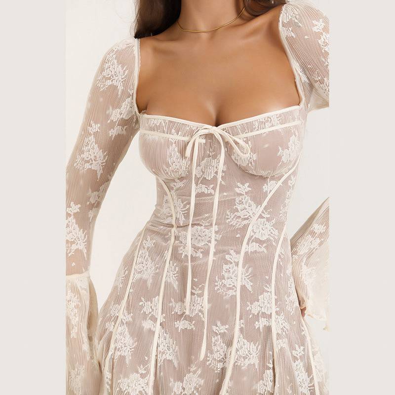 Spitzenkleid mit eckigem Kragen
