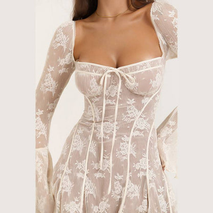 Spitzenkleid mit eckigem Kragen