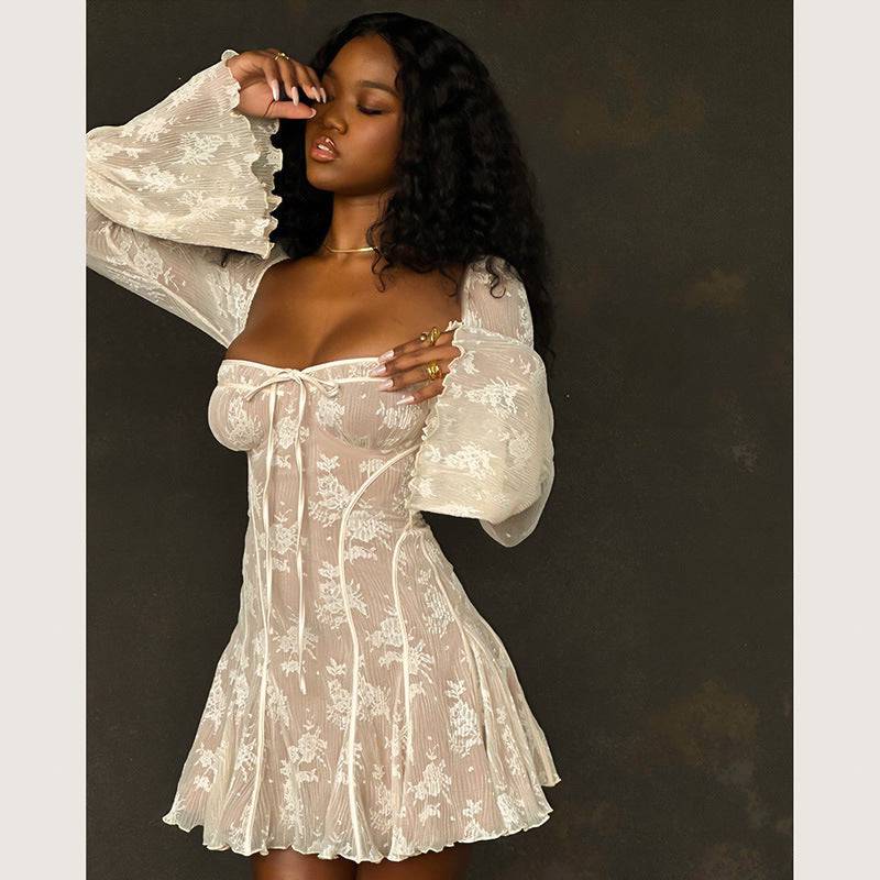 Spitzenkleid mit eckigem Kragen