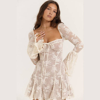 Spitzenkleid mit eckigem Kragen