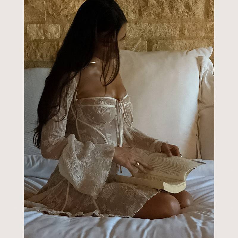 Spitzenkleid mit eckigem Kragen