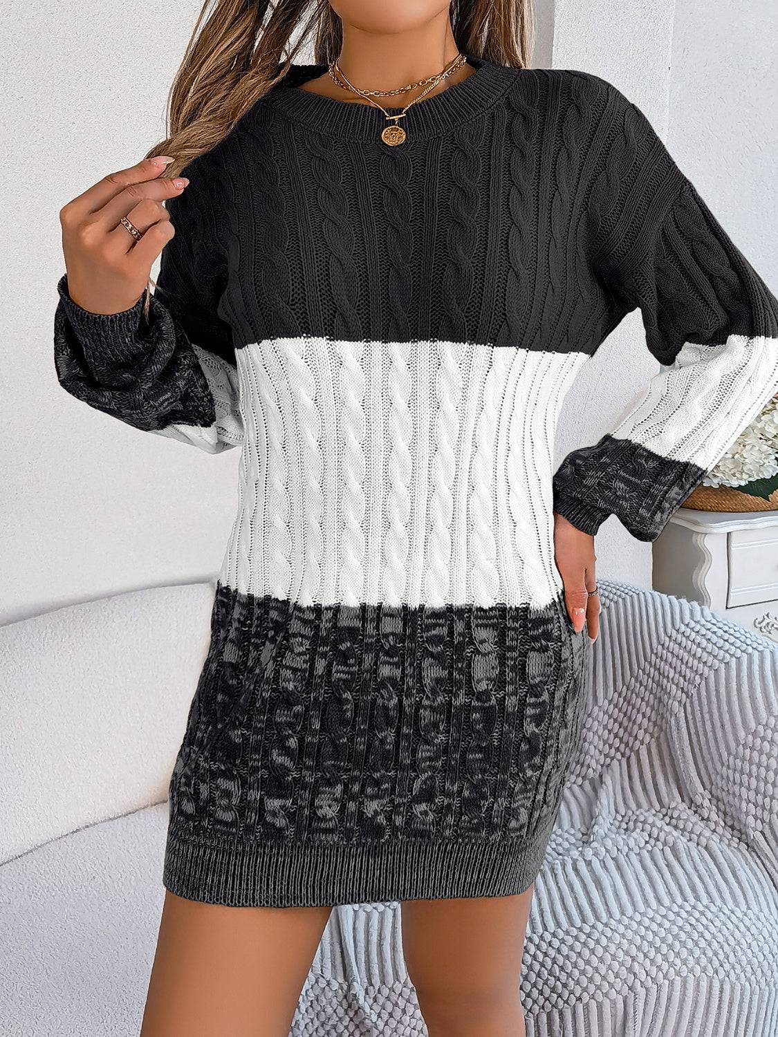 Pulloverkleid mit Zopfmuster und Rundhalsausschnitt in Farbblock-Optik