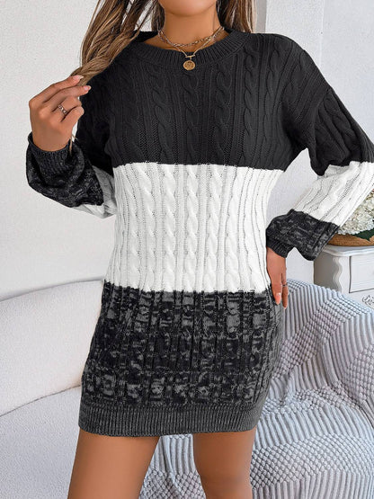Pulloverkleid mit Zopfmuster und Rundhalsausschnitt in Farbblock-Optik
