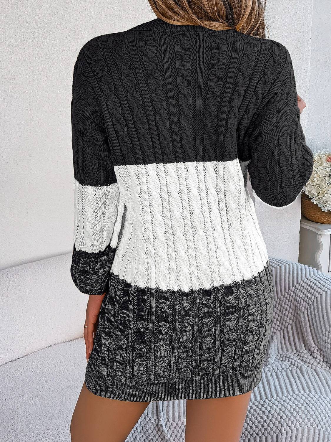 Pulloverkleid mit Zopfmuster und Rundhalsausschnitt in Farbblock-Optik
