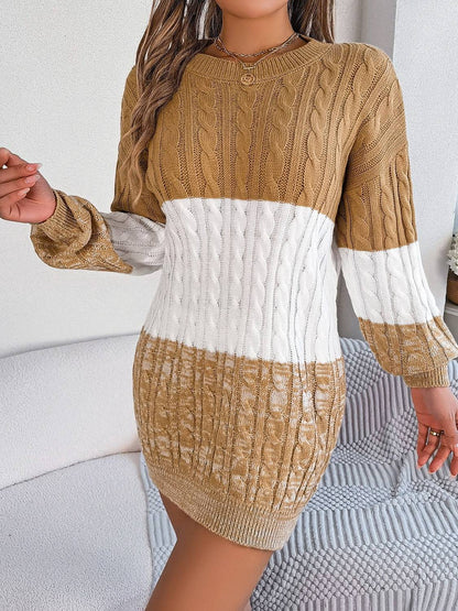 Pulloverkleid mit Zopfmuster und Rundhalsausschnitt in Farbblock-Optik