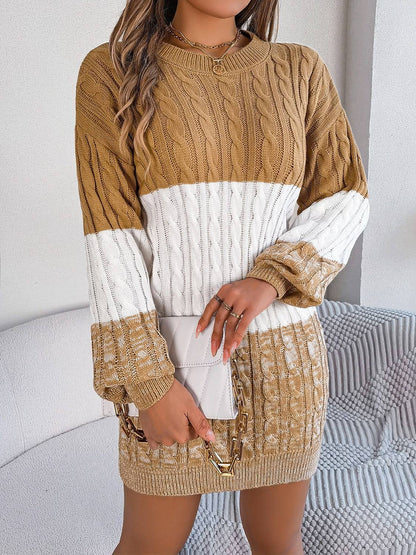 Pulloverkleid mit Zopfmuster und Rundhalsausschnitt in Farbblock-Optik