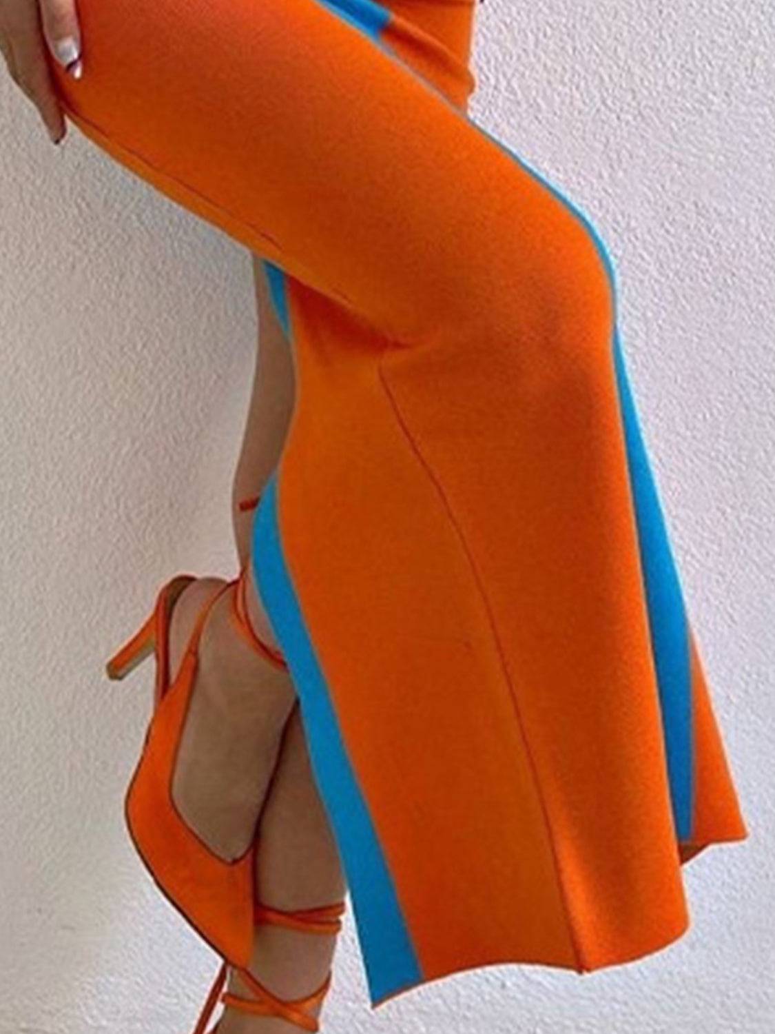 Midikleid mit Schlitz und breiten Trägern in Kontrastfarbe