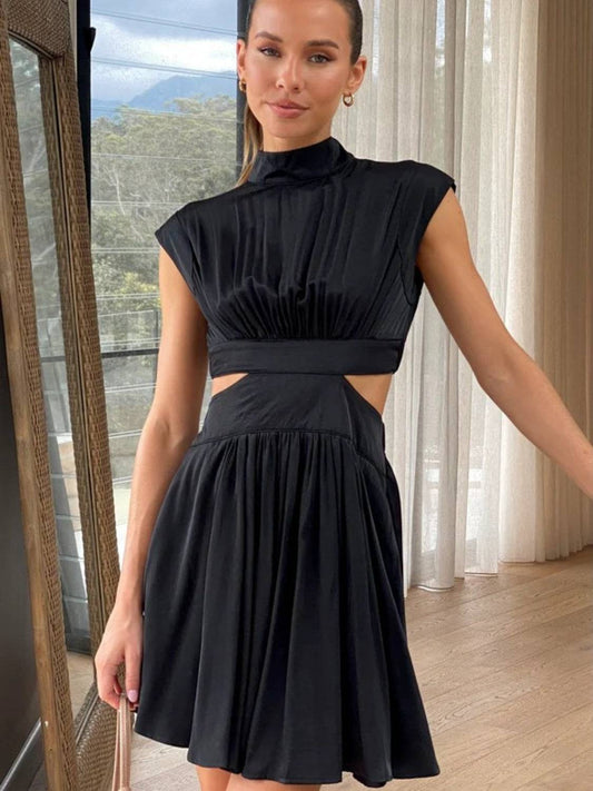 Minikleid mit Stehkragen und Rüschen und Cut-outs