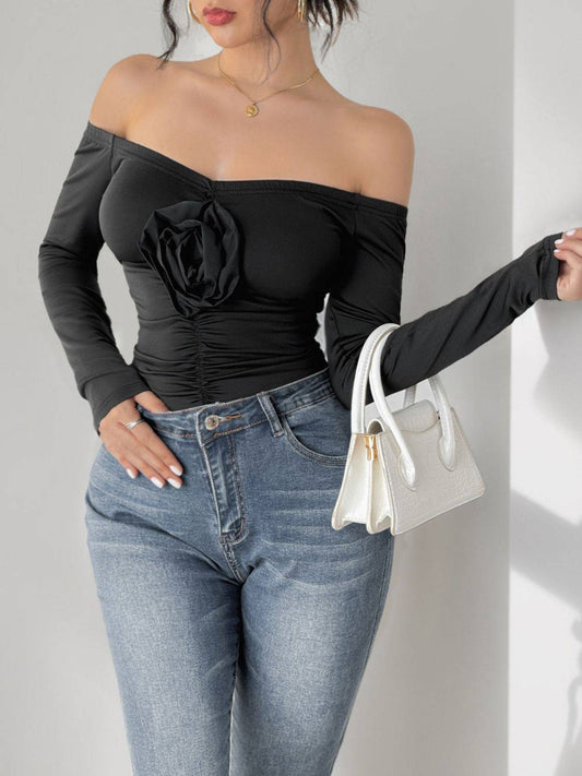 Perfee Schulterfreier Langarm-Bodysuit mit gerüschter Blume