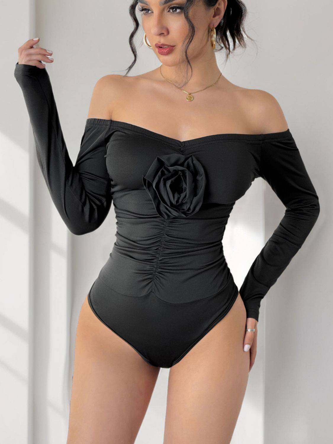 Perfee Schulterfreier Langarm-Bodysuit mit gerüschter Blume