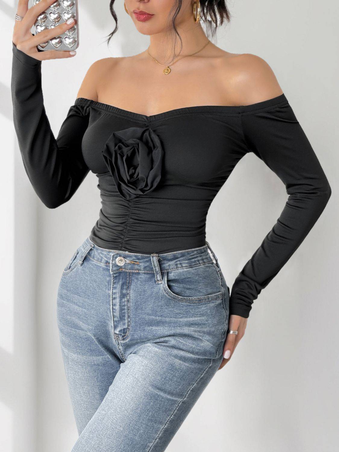 Perfee Schulterfreier Langarm-Bodysuit mit gerüschter Blume