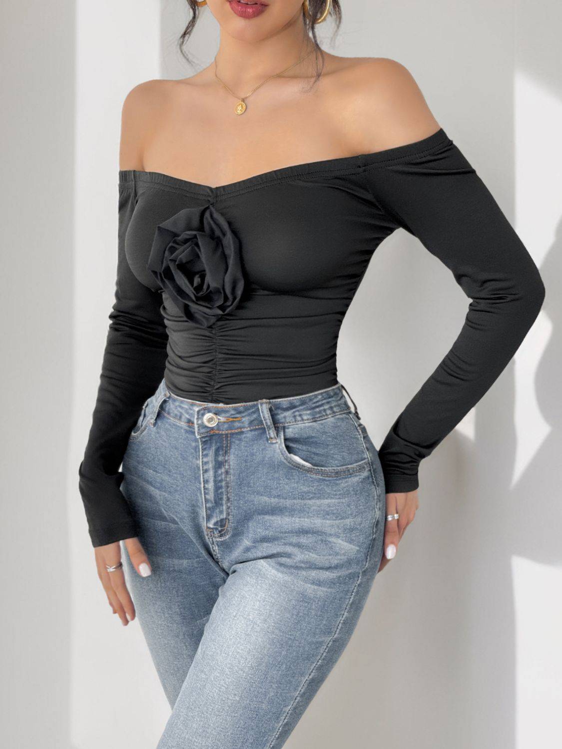 Perfee Schulterfreier Langarm-Bodysuit mit gerüschter Blume
