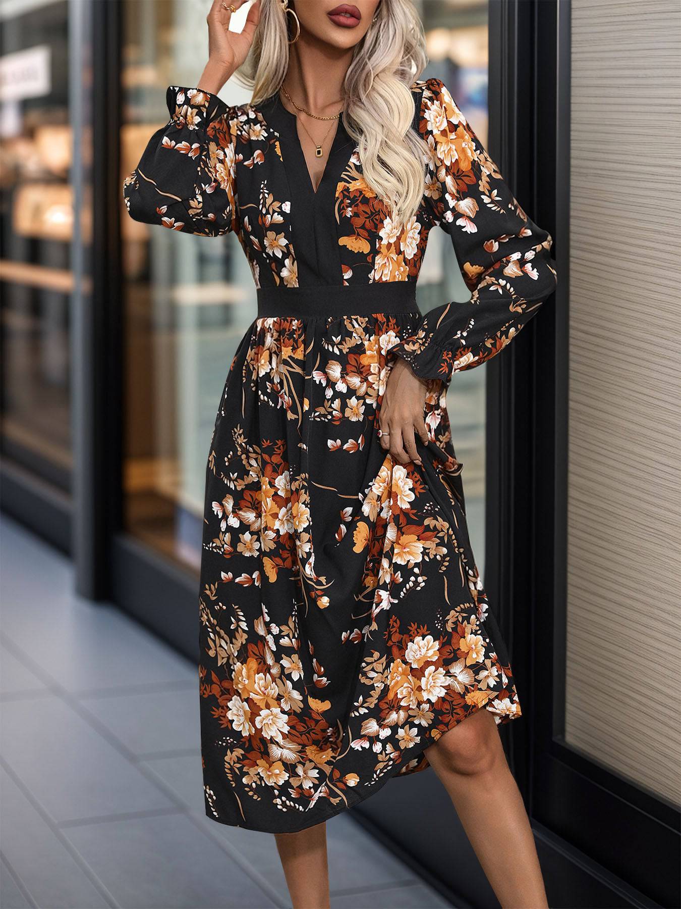 Bedrucktes, langärmliges Midikleid mit Kerbe