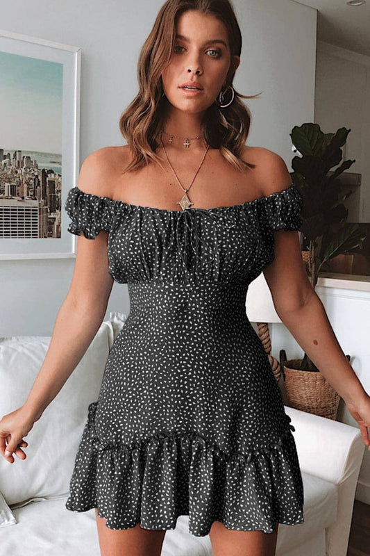 Bedrucktes, schulterfreies Kleid mit Rüschensaum