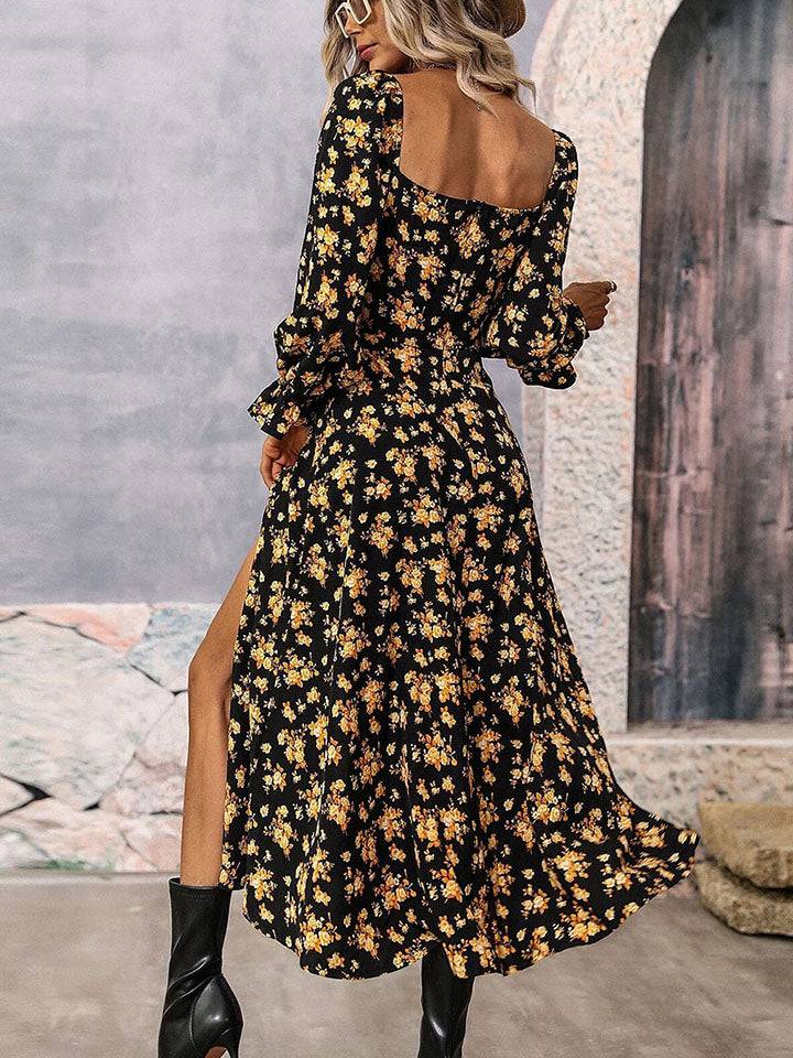 Bedrucktes Kleid mit Schlitz und quadratischem Ausschnitt