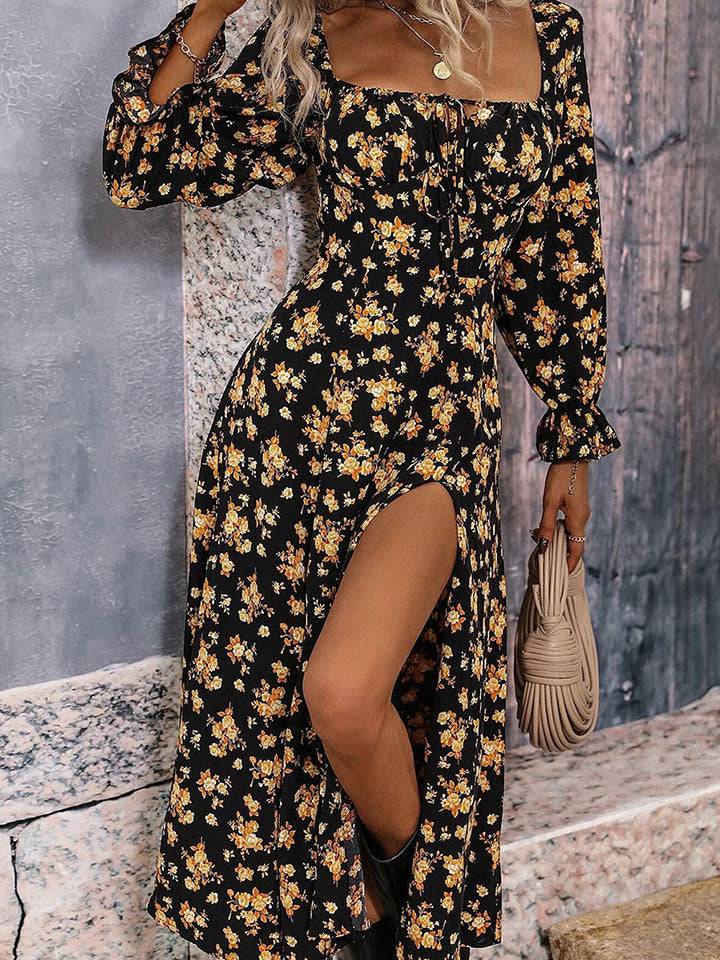 Bedrucktes Kleid mit Schlitz und quadratischem Ausschnitt