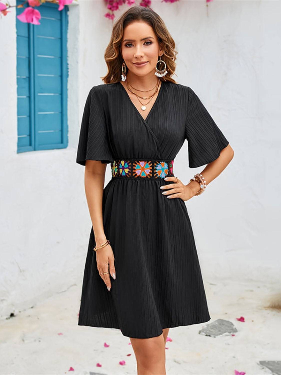 Minikleid mit Überbauchbund und Flatterärmeln