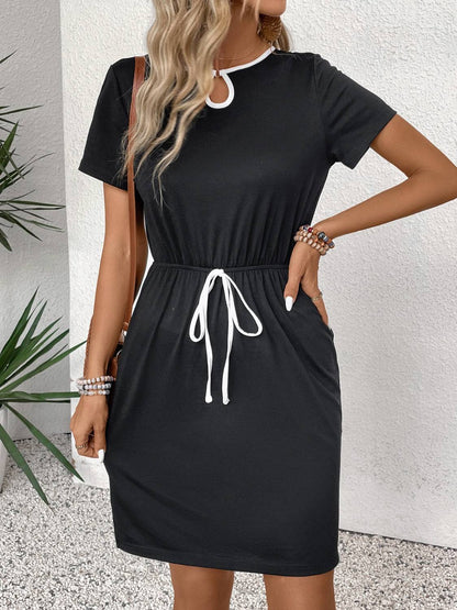 Minikleid mit Rundhalsausschnitt und kurzen Ärmeln