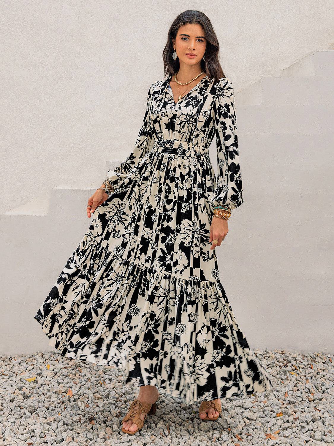 Gesmoktes, bedrucktes Kleid mit Schleife am Halsausschnitt und langen Ärmeln