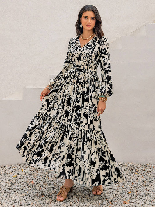 Gesmoktes, bedrucktes Kleid mit Schleife am Halsausschnitt und langen Ärmeln