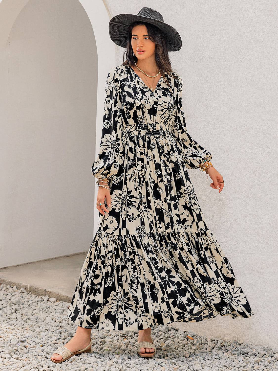 Gesmoktes, bedrucktes Kleid mit Schleife am Halsausschnitt und langen Ärmeln