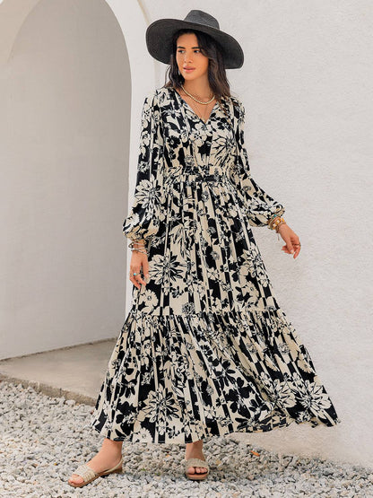 Gesmoktes, bedrucktes Kleid mit Schleife am Halsausschnitt und langen Ärmeln