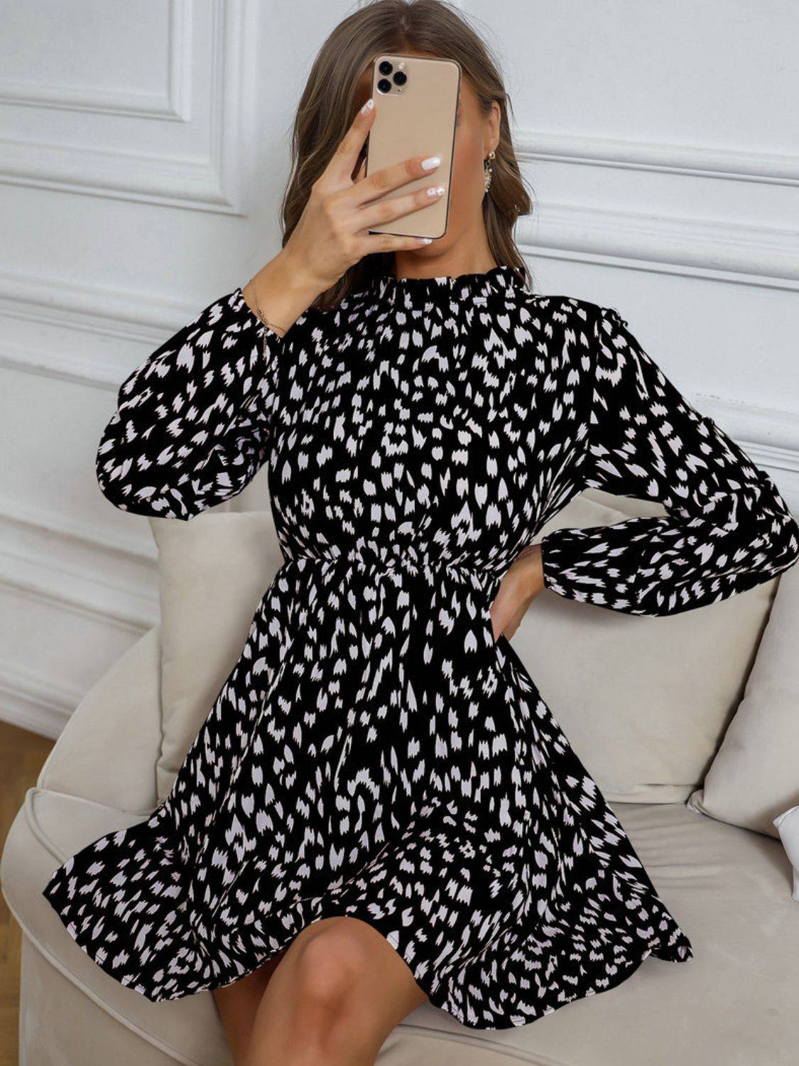 Honigfarbenes, bedrucktes, langärmliges Kleid mit Rüschenkragen