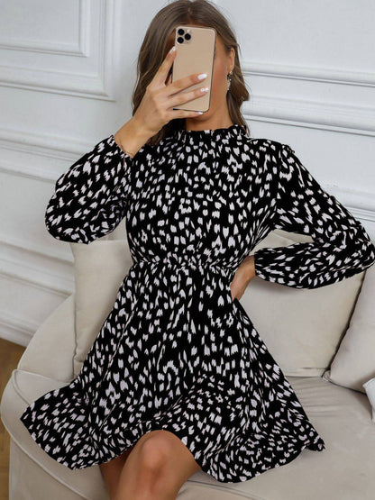 Honigfarbenes, bedrucktes, langärmliges Kleid mit Rüschenkragen
