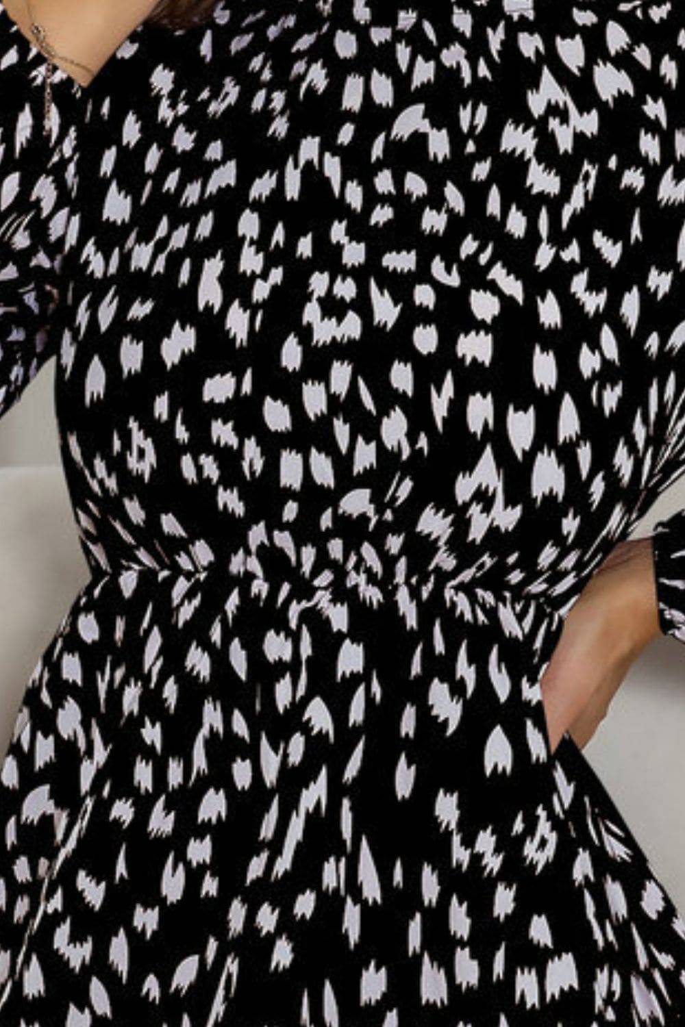 Honigfarbenes, bedrucktes, langärmliges Kleid mit Rüschenkragen