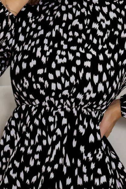 Honigfarbenes, bedrucktes, langärmliges Kleid mit Rüschenkragen