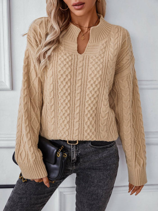 Langärmliger Pullover mit Zopfmuster und Kerben