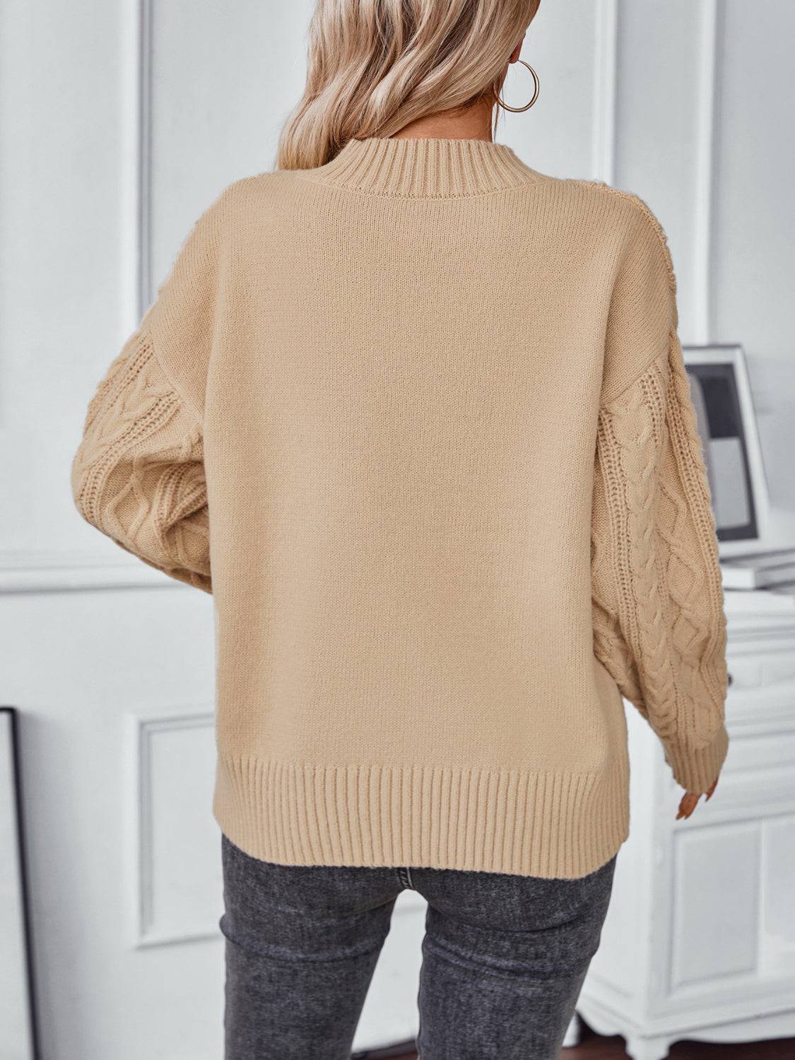 Langärmliger Pullover mit Zopfmuster und Kerben