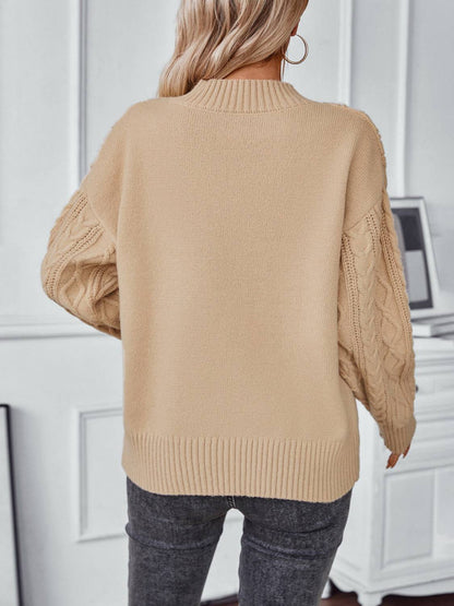 Langärmliger Pullover mit Zopfmuster und Kerben