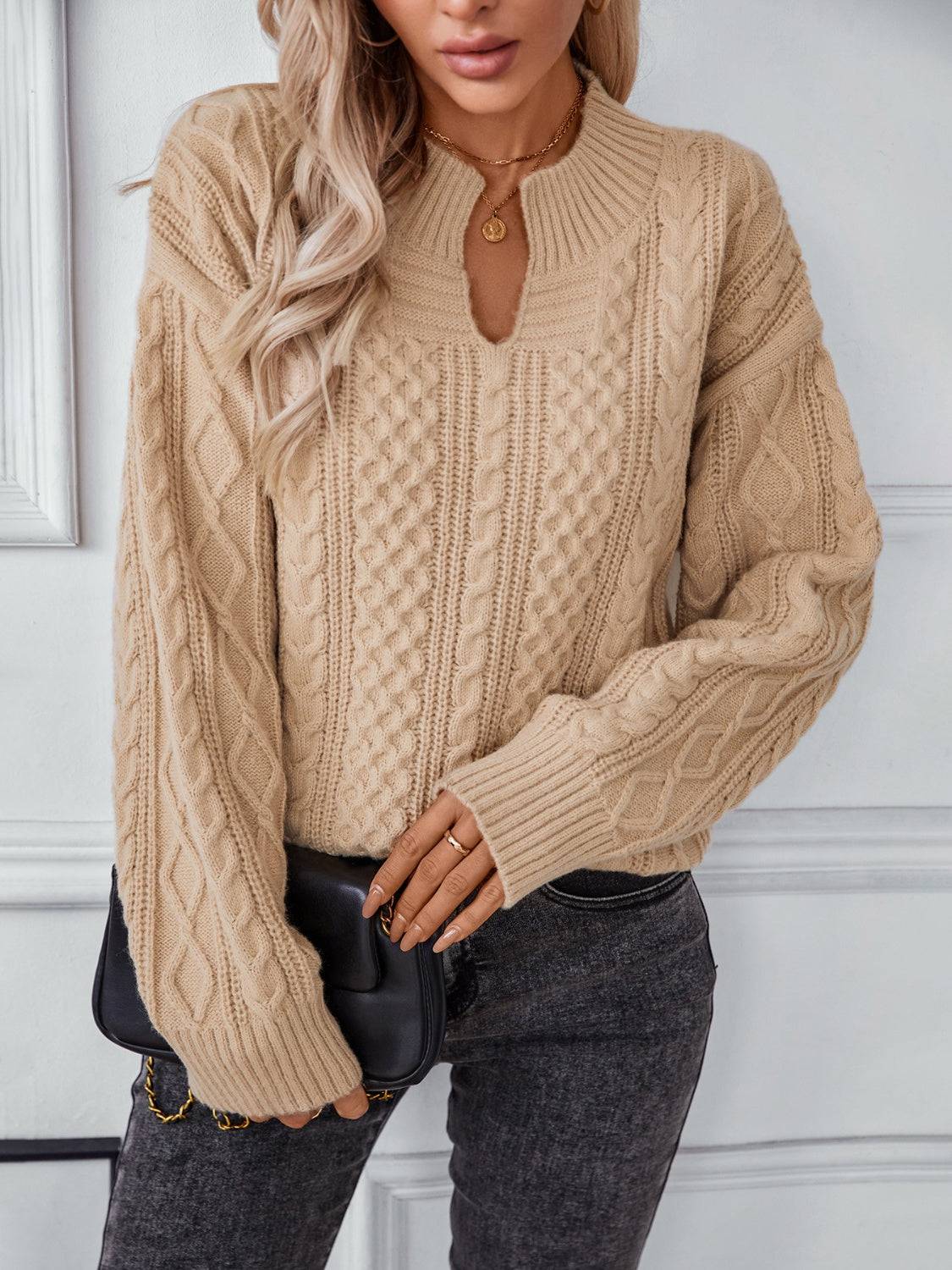 Langärmliger Pullover mit Zopfmuster und Kerben