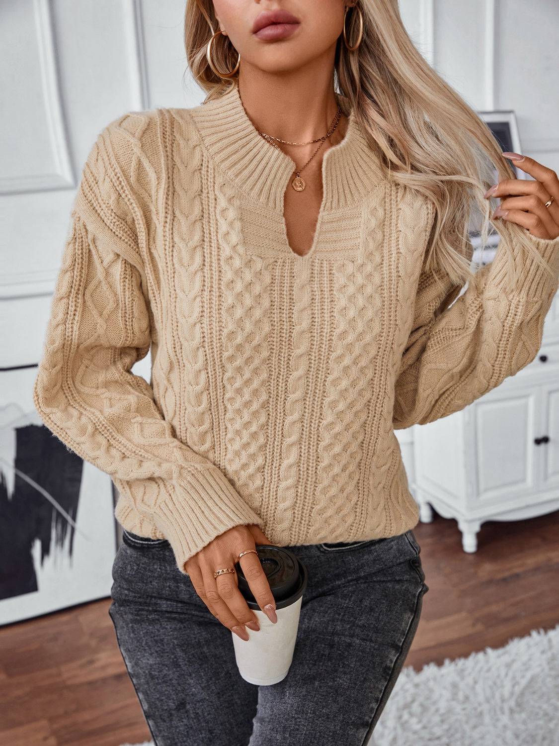 Langärmliger Pullover mit Zopfmuster und Kerben