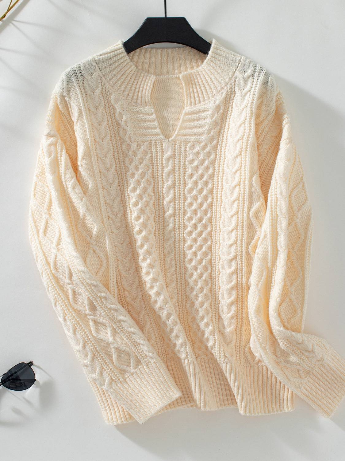 Langärmliger Pullover mit Zopfmuster und Kerben