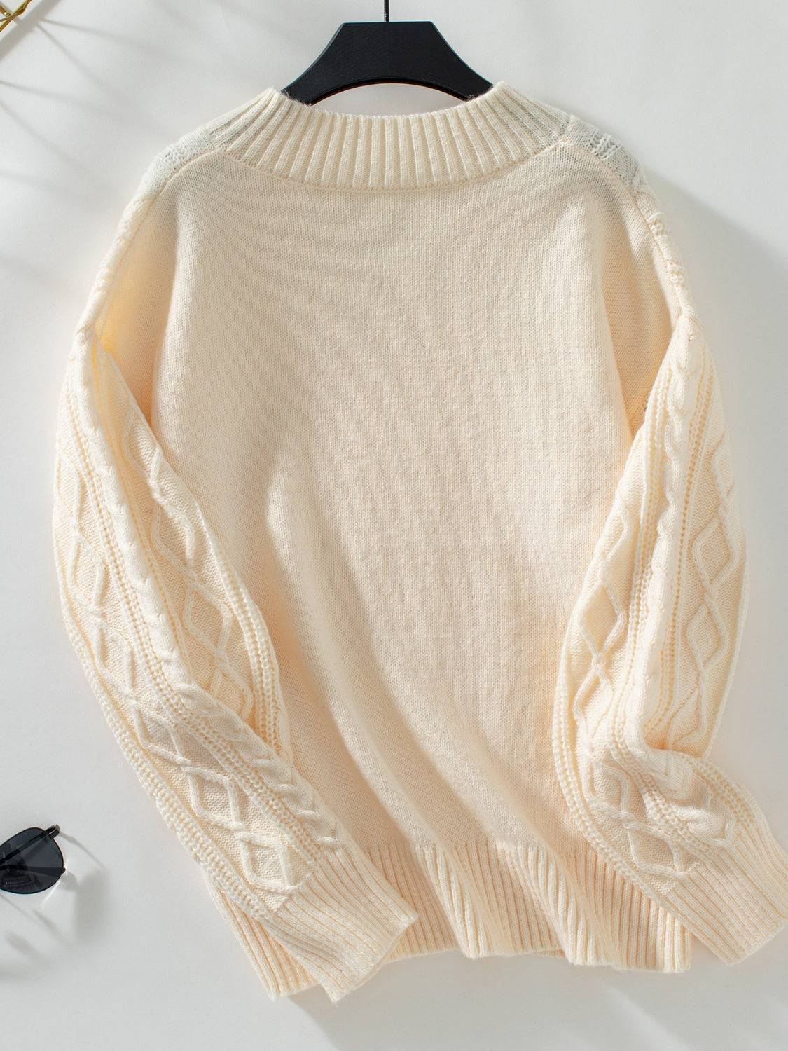 Langärmliger Pullover mit Zopfmuster und Kerben