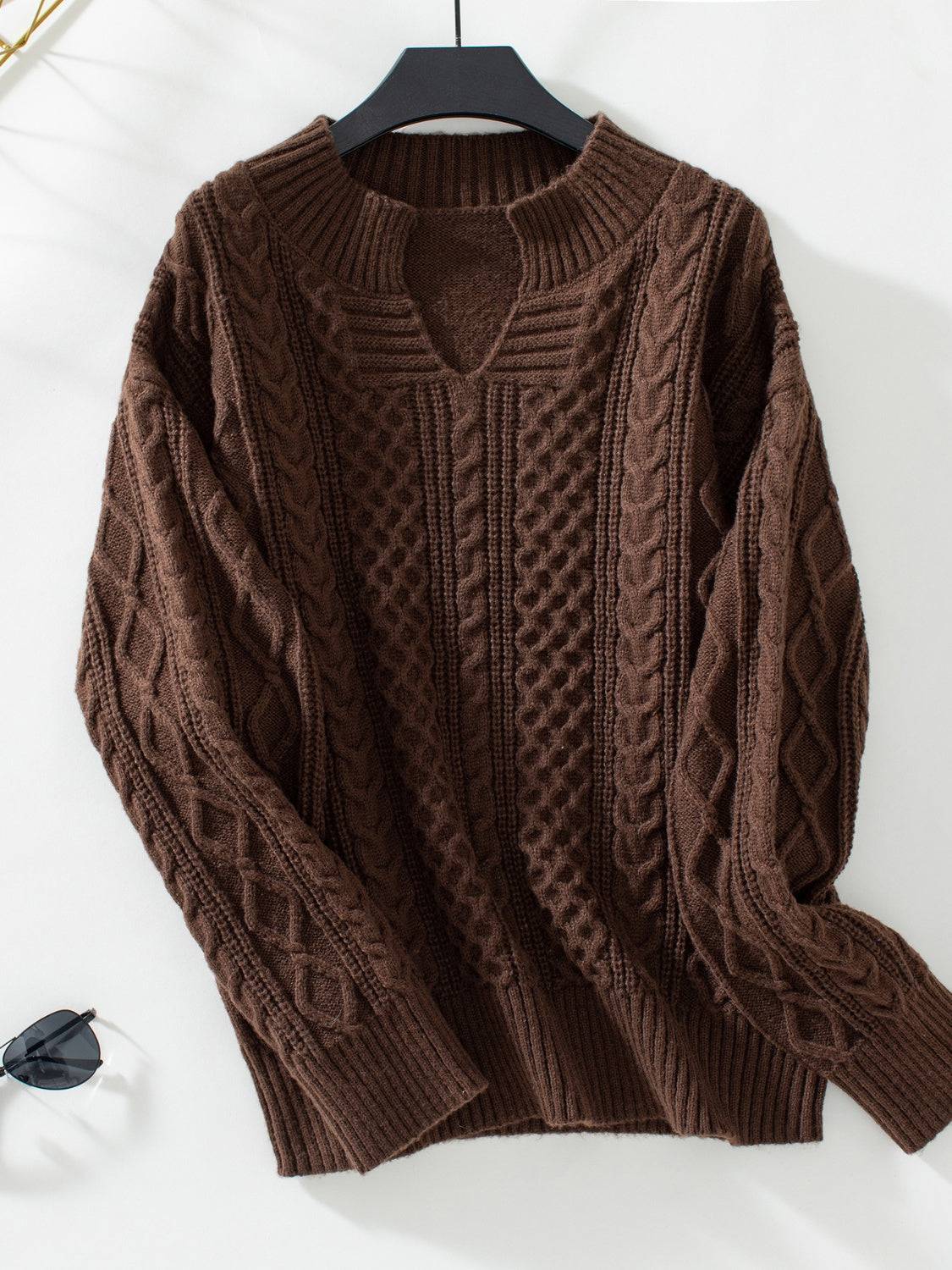 Langärmliger Pullover mit Zopfmuster und Kerben
