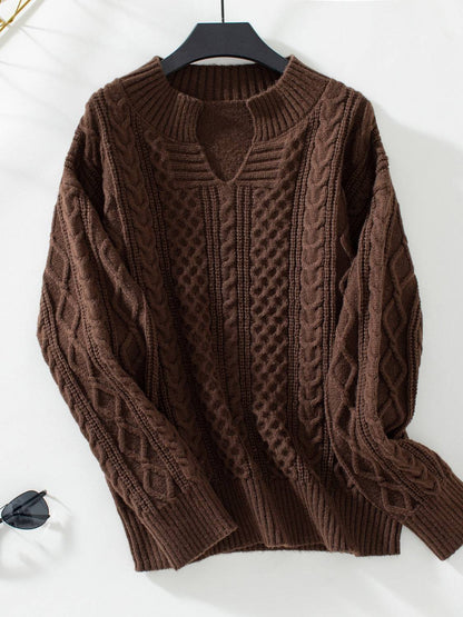Langärmliger Pullover mit Zopfmuster und Kerben