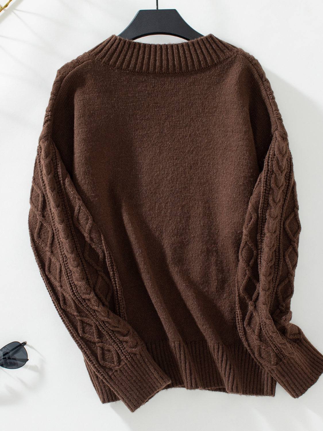 Langärmliger Pullover mit Zopfmuster und Kerben