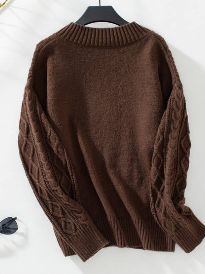 Langärmliger Pullover mit Zopfmuster und Kerben