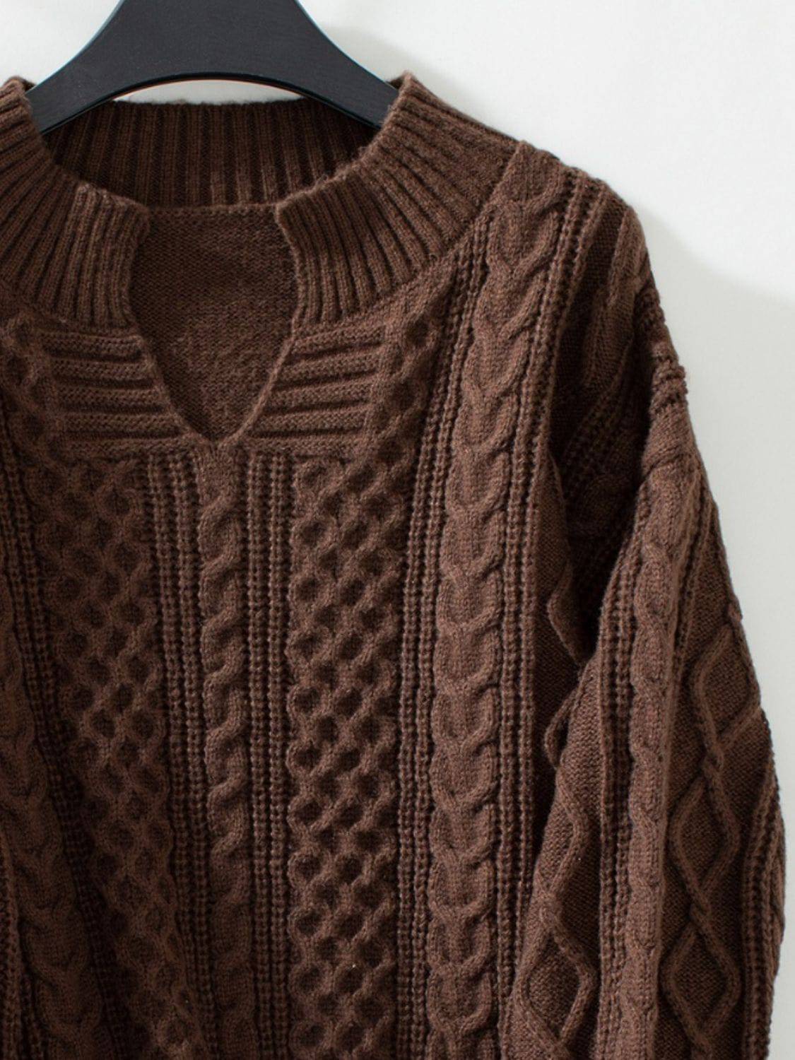 Langärmliger Pullover mit Zopfmuster und Kerben