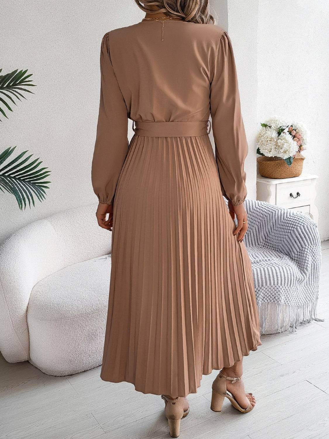 Plissiertes, gebundenes Langarmkleid mit V-Ausschnitt