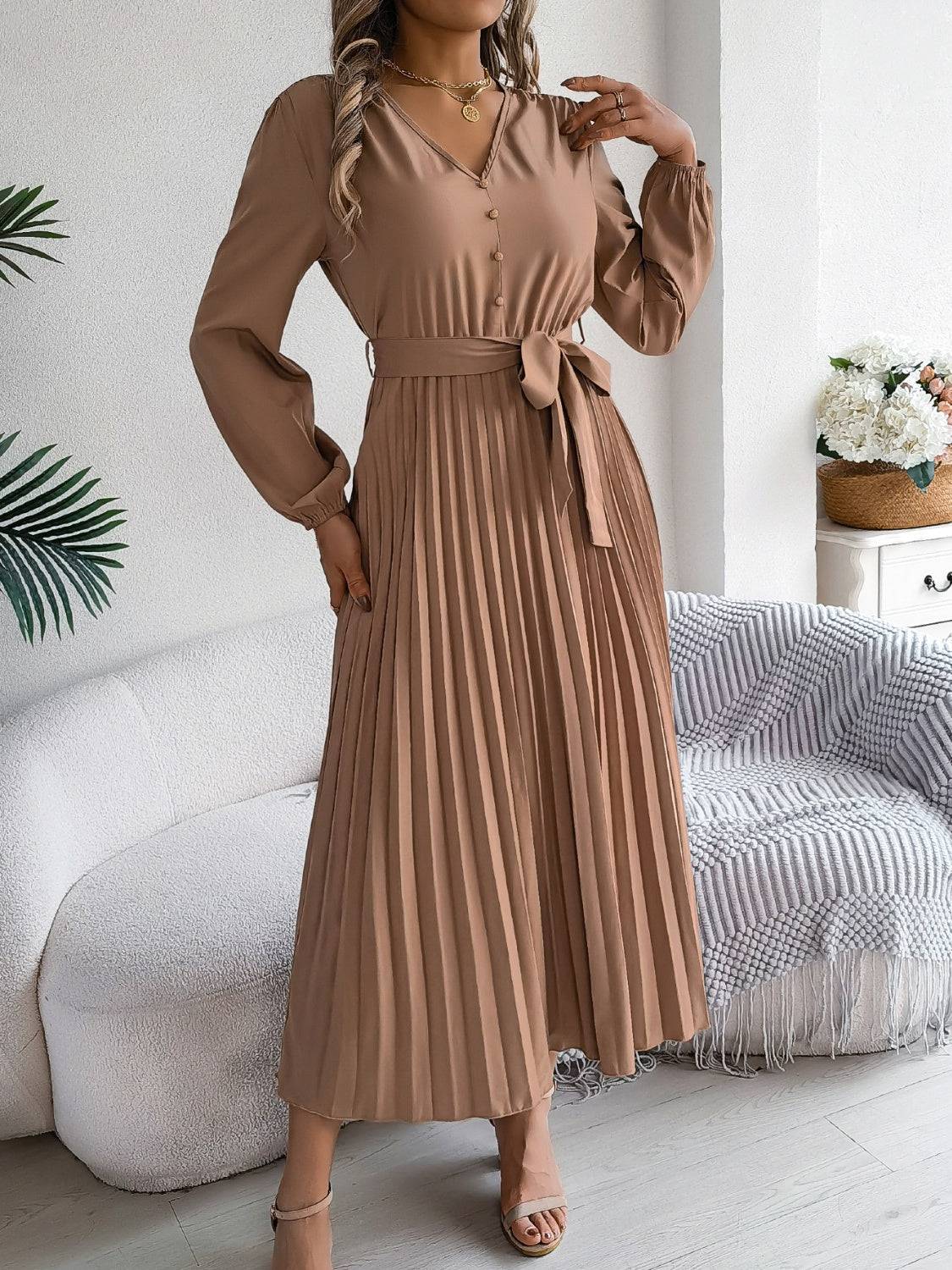 Plissiertes, gebundenes Langarmkleid mit V-Ausschnitt